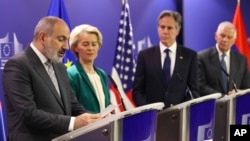 Нікол Пашинян, Урсула фон дер Ляєн та Ентоні Блінкен у Брюсселі, 5 квітня 2024 року