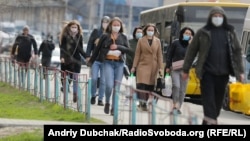 Люди у масках на Оболоні. Київ