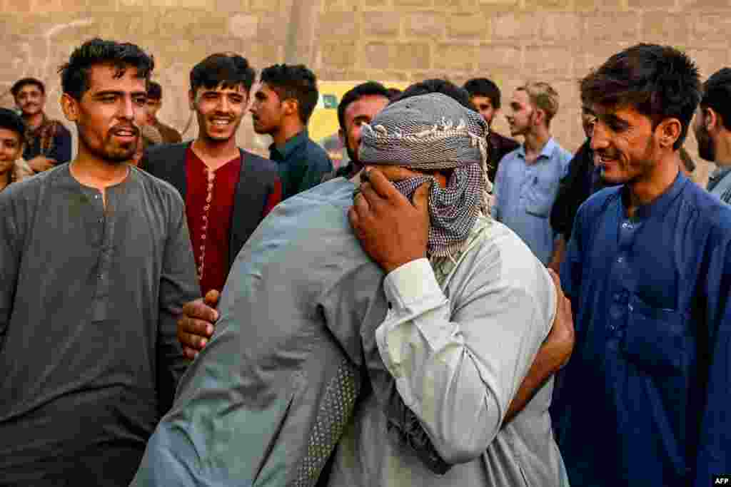 Карачи шәһәре автобус тукталышында качаклар туган якларына – Әфганстанга юл тотар алдыннан кочаклашалар. Пакъстан хакимияте документлары булмаган качакларга илдән китү өчен 10 апрельгә кадәр вакыт бирде, меңләгән әфганлы мәҗбүри рәвештә туган илләренә кайтарыла башлады.