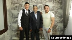 Ислам атасы жана бир тууган иниси менен.