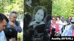 Фәридә Кудашева каберенә таш кую күренеше