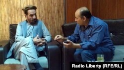 آرشیف، شهزاده مسعود تحلیلگر مسایل سیاسی (چپ) حین مصاحبه با نسیم شفق خبرنگار رادیو آزادی در کابل. 22june2014