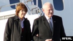 Словакия президенти Иван Гашпарович жубайы менен учактан түшүүдө, "Манас" аба майданы, 2010-жылдын 31-марты.