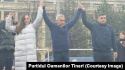Ana Maria Gavrilă (președinta POT), candidatul pro-rus la președinția României, Călin Georgescu și George Simion (liderul AUR) la mitingul împotriva Guvernului Ciolacu