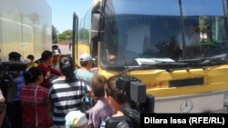 Казакстанда эмгек миграциясына кетип жаткан жарандардын тобу. 