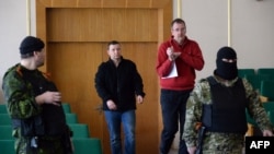 EHHG-nyň harby derňew topary tussag astynda, Slowýansk, 27-nji aprel, 2014.