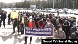 Өкмөт үйүнүн алдында топтолгондор. 2021-жылдын 25-марты. Сүрөт "Govori TV" телеканалынын түз эфиринен алынды.