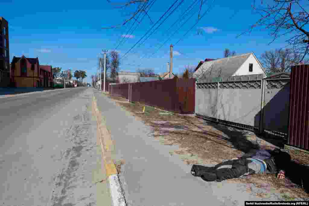 Цела загінулага мірнага жыхара на адной з вуліц Ірпяня. Паводле зьвестак мясцовых уладаў, у лютым-сакавіку 2022 году ў Ірпяні загінулі амаль 300 мясцовых жыхароў.Зьлева — фота 11 сакавіка 2022 году, справа — з сакавіка 2025 году