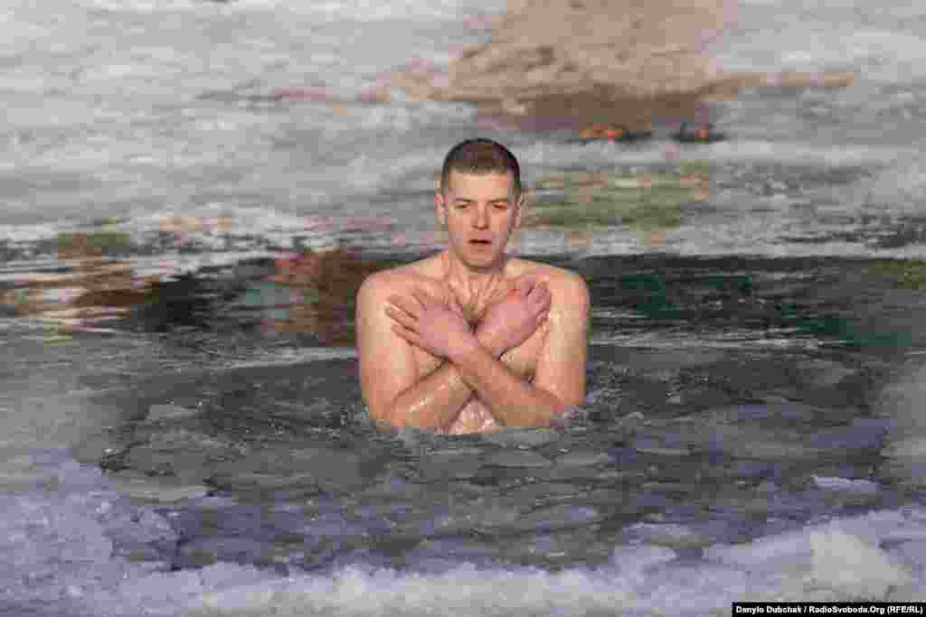 Молодик у крижаній воді на Водохреще. Київ