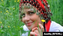 Анна Сенюшкина исемле мари кызы 2011 елда Хабаровскида "Сабан туе чибәре" бәйгесендә катнашты