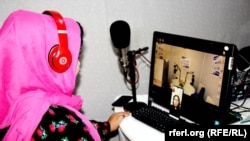 تصویر آرشیف: یکی از دختران خبرنگار از شبکه گزارشگران ولایت کندز 