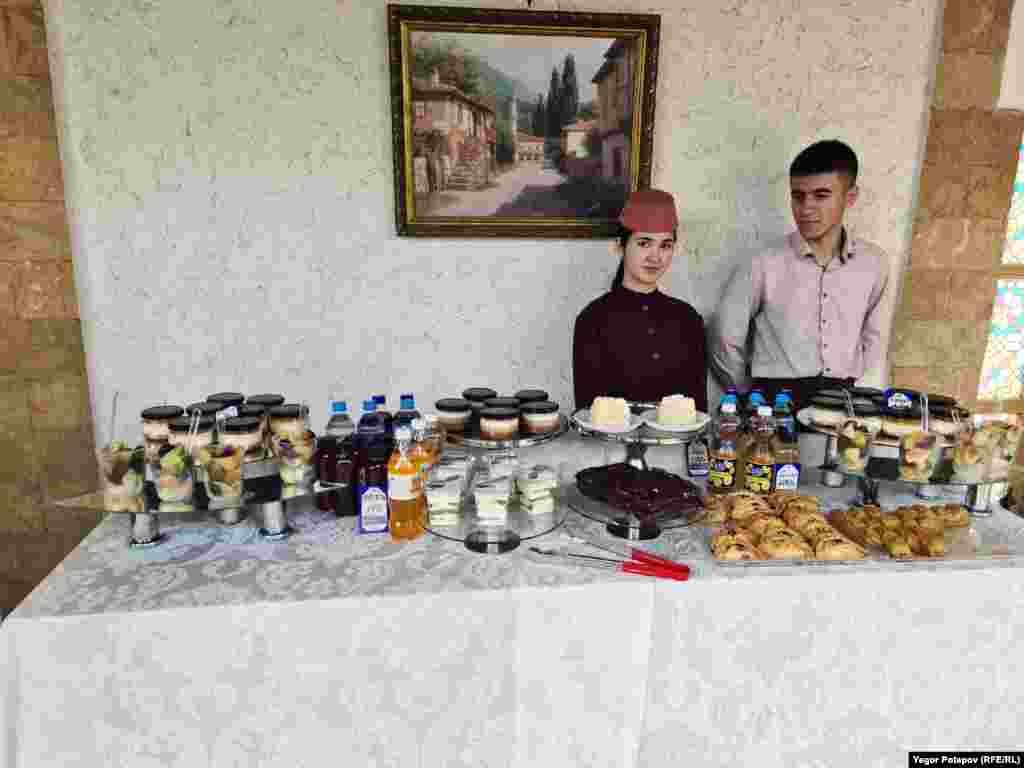 Кожен мав можливість скуштувати солодкі делікатеси кримськотатарської кухні
