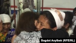 Этнических казахов, переехавших в Казахстан из Туркменистана, встречают родственники на железнодорожной станции в Жанозене. Казахстан, 13 мая 2021 г. 