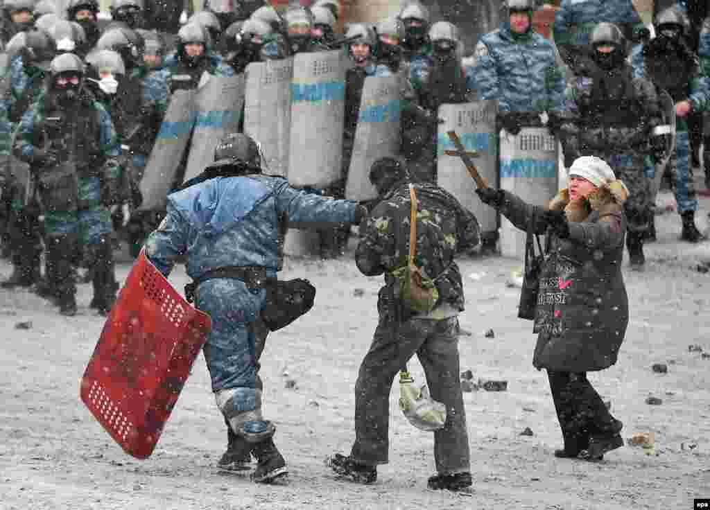 Киев, 22 января. 14 человек арестованы по обвинению в участии в массовых беспорядках на улице Грушевского.