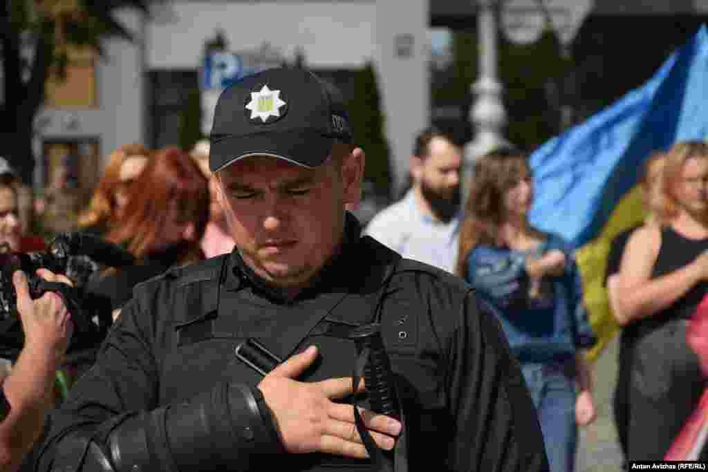 Правоохоронці, які охороняли захід, також долучилися до вшанування пам'яті загиблих героїв