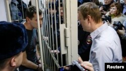 3,5 жылга шарттуу кесилген Алексей Навальный бир тууганы, 3,5 жылга түрмөгө соттолгон Олег Навальный менен өкүм чыккандан кийин. 30-декабрь, 2014-жыл.