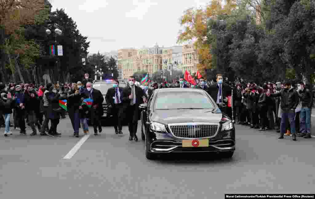 Авто з президентом Туреччини Ердоганом їде вулицями Баку. Переважно вважають, що конфлікт зміцнив геополітичне становище Туреччини на Кавказі, що кинуло виклик традиційному домінуванню Росії в регіоні