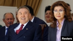 Қазақстан президенті Нұрсұлтан Назарбаев (сол жақта) қызы Дариға Назарбаевамен бірге. Алматы, 1 мамыр 2016 жыл.