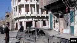 Будни Ирака. На месте взрыва заминированного автомобиля в Мосуле