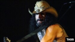 Музыкант Эрик Сардинас (Eric Sardinas) во время выступления на пятом фестивале блюза «Qвадрат» в парке «Лефортово»