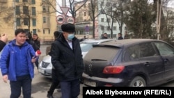 Кубатбек Боронов приехал на допрос. 12 января 2021 года.