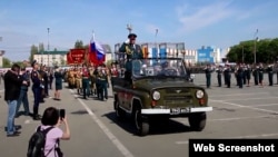 9 траўня 2021 году будучы камэндант гораду Скадоўску Херсонскай вобласьці Віктар Багатураў камандаваў вайсковым парадам у Тальяці. Скрын з трансьляцыі