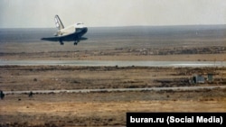 Момент посадки многоразового орбитального корабля "Буран". Космодром Байконур, 1988 год