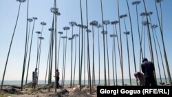 Благоустройство гостиниц домашнего типа, монтаж бунгало и строительство сцен для проведения музыкального фестиваля – поселок Анаклия готовится к открытию фестиваля «Казантип»