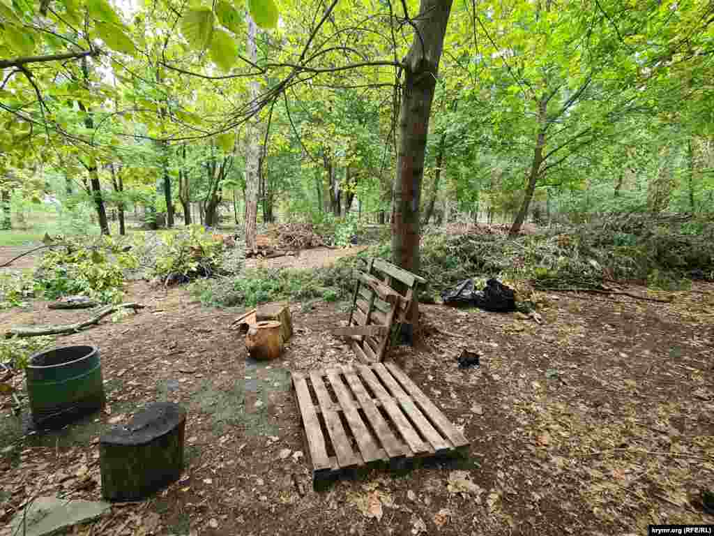 Местечко для посиделок любителей «отдыха на природе» в Гагаринском парке Симферополя