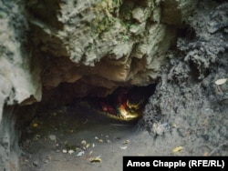 Кристек пробирается через вход заброшенной урановой шахты в Южной Богемии