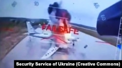 Скрыншот зь відэа ўдару па авіябазе «Белая» у Іркуцкай вобласьці.