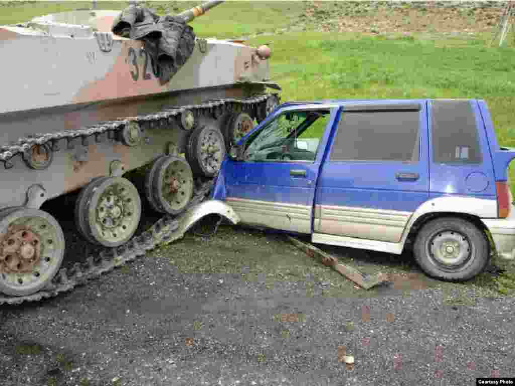 Өзбек танкы кыргыз жаранынын унаасын тебелеп кетти  -  Өзбекстан Сох анклавынан согуштук техникасын чыгарып баратканда бир өзбек танкасы кыргыз жараны Анарали Абдураимовдун женил автомобилин тебеле кетти. 2-июнь, 2010-жыл.