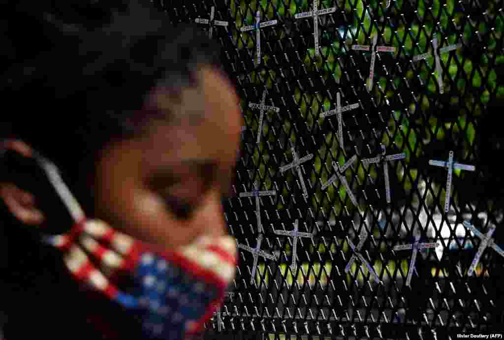 Біля стіни пам&#39;яті з імена убитих поліцією чорношкірих людей, спорудженої учасниками&nbsp; протестів навпроти Білого дому.&nbsp;Вашингтон, округ Колумбія. 7 червня 2020 року