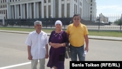 Мать гражданского активиста Дулата Агадила Гульбараш Жолмухамбетова (в центре) у здания генеральной прокуратуры Казахстана с активистами Кайырлы Омаром (слева) и  Жанатом Нуркишевым. Нур-Султан, 1 июня 2020 года.