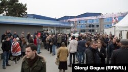 Противники вердикта ВС, среди которых много представителей оппозиции, намерены пикетировать здание и не впускать в него новых владельцев