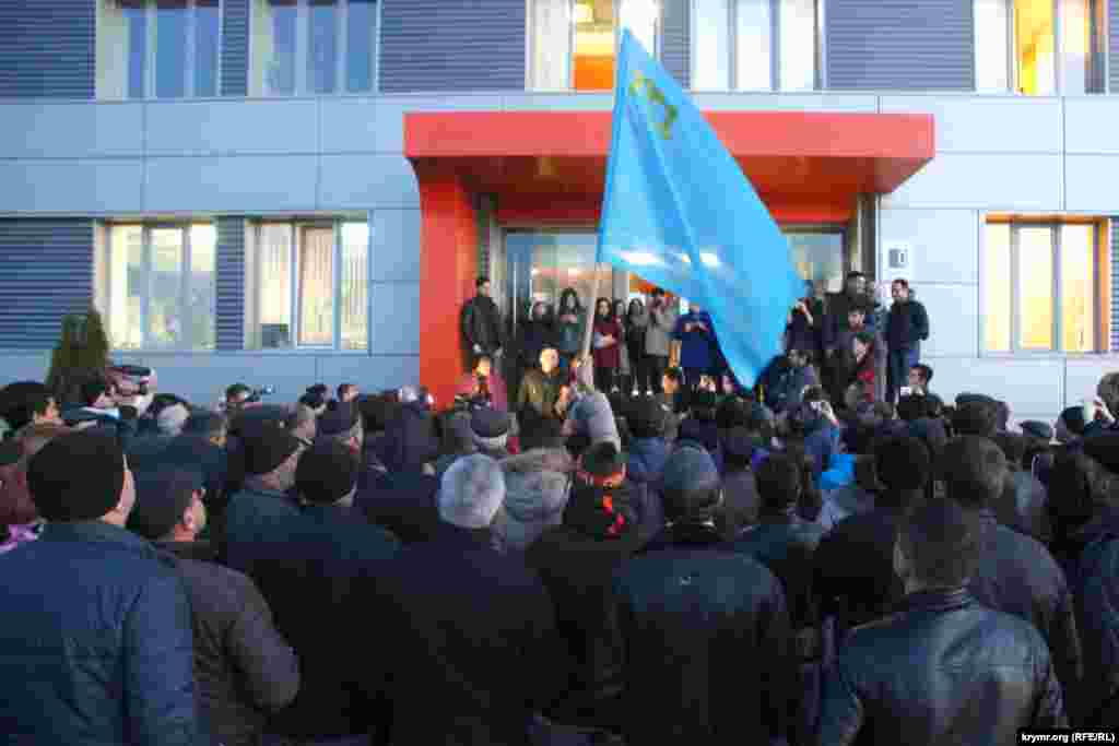 Кырымтатарлар АТR бинасы янына килеп каналга теләктәшлек белдерде.
