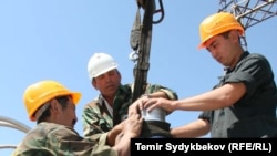 "Датка-Кемин" линиясында оңдоо иштерин жүргүзүп жаткан адистер. Иллюстрациялык сүрөт.