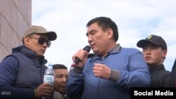 Бекдөөлөт Абакиров жана Таалайбек Сарыбашов. Ош шаары, 2020-жылдын 7-октябры.