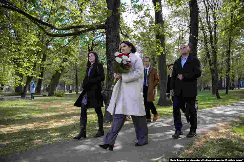 Сьвятлана Ціханоўская ўсклала кветкі да помніка «Маці Чарнобыля» у Вільні разам з дыпляматамі і амбасадарамі Літвы, Польшчы, Эстоніі, Гішпаніі, ЗША, Харватыі, Францыі, Ірляндыі, Чэхіі і Нідэрляндаў. Вільня, 26 красавіка 2025 году 