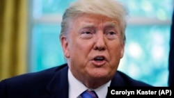 В оприлюднених записках, починаючи з 2017 року і донині, посол Кім Дарроч зазначав зокрема, що чинна адміністрація Білого дому «дипломатично незграбна та неспроможна»