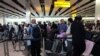 Пасажыры стаяць у чэргах на рэгістрацыю ў аэрапорце Хітроў (Лёндан) пасьля хакерскай атакі 20 верасьня 2025 году