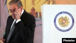 Первый президент Армении, лидер АНК Левон Тер-Петросян голосует на избирательном участке 9/11, Ереван, 6 мая  2012 г.