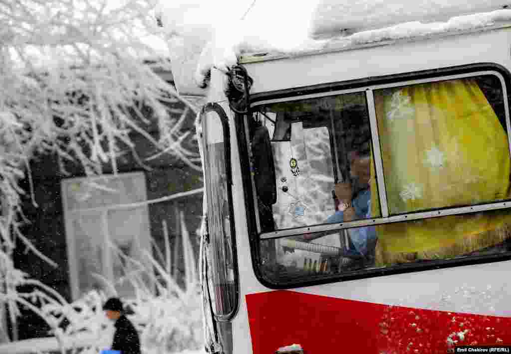 Өзгөчө кырдаалдар министрлиги кар көчкү коркунучу көп тоолуу райондордо, Бишкек-Ош автоунаа жолундагы Төө-Ашуу, Ала-Бел ашууларында, Чычкан капчыгайында, Ала-Бука-Каныш-Кыя, Красная-Горка-Ак-Таш автоунаа жолдорунда айдоочуларды сак болууга, колдон келсе узак сапарга чыгуудан карманып турууга чакырууда.