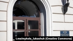 Голова облради оприлюднив фото вибитих шибок та вирви поруч із будівлею