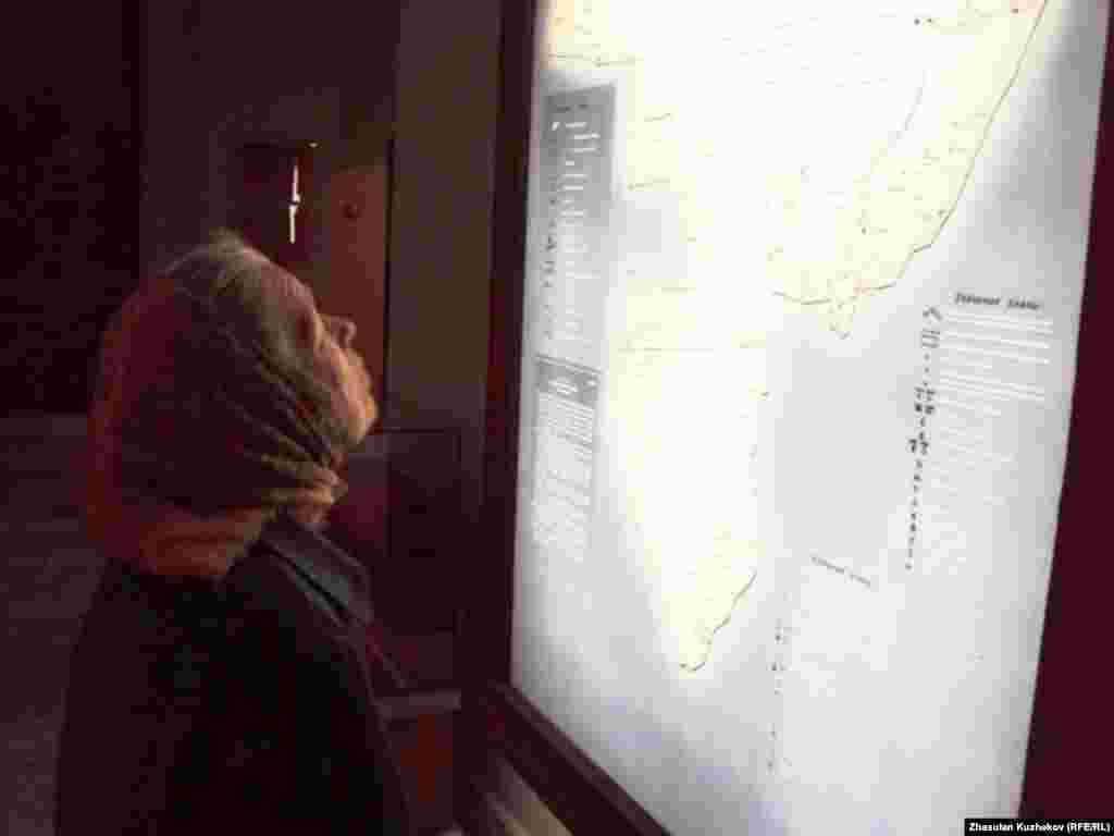 Казакстандын Караганды облусунун Долинка жергесинде саясий куугунтук жана сүргүн курмандыктарынын музейи. Мурдагы туткундардын бири архив материалдарын кароодо.