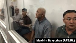 АЭС референдумы қарсаңында ұсталған белсенділер соты. Оңнан солға қарай: Нұрлан Темірғалиев, Фазылжан Сыдықов, Айдар Мүбәраков, Нұрлан Жауылбаев. Алматы, 17 шілде 2025 жыл.