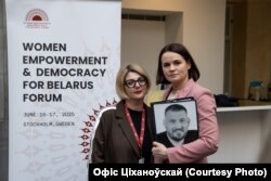 Вольга Зазулінская (зьлева) і Сьвятлана Ціханоўская на форуме