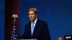 АКШнын климат көйгөйлөрү боюнча өкүлү Жон Керри.  Сүрөт 2020-жылы 24-ноябрда Керри ушул кызматка алгач сунушталып жатканда тартылган. 