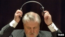 Сергей Миронов активно предлагал президенту подставить плечо, и таки подставил