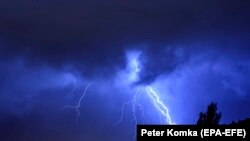 За даними ДСНС, бригади обленерго проводять ремонтні роботи